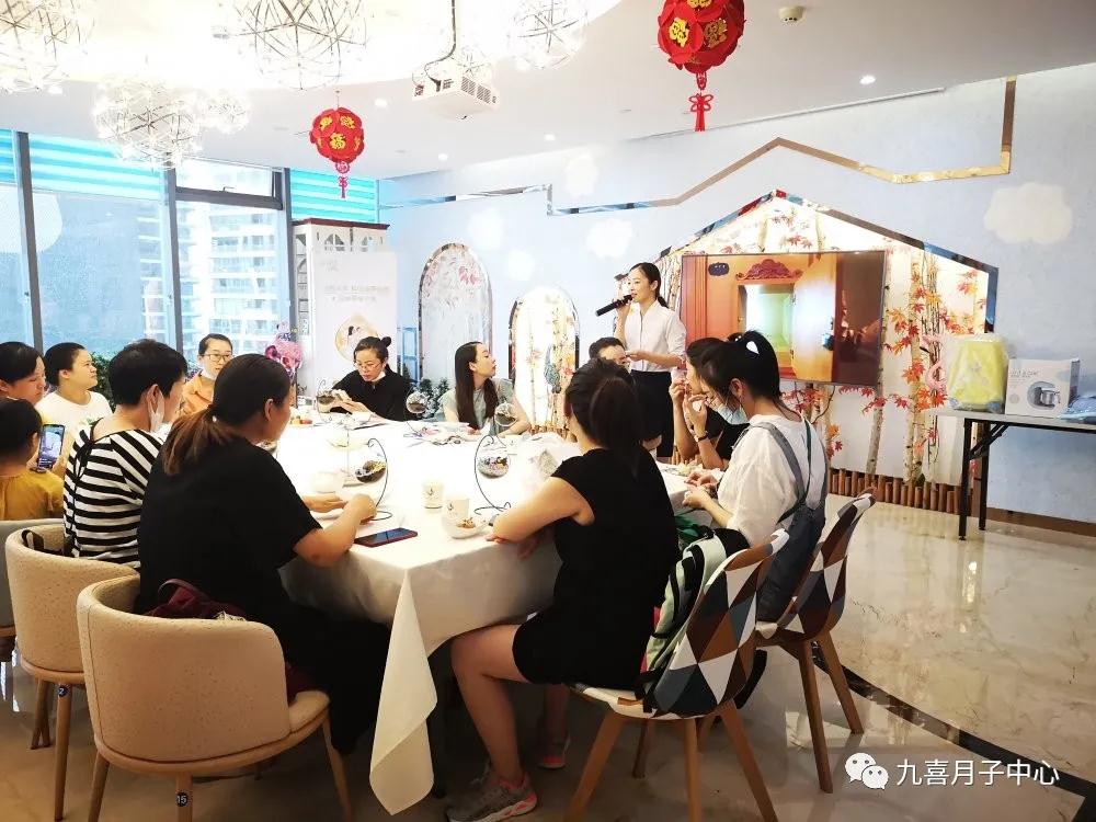 【活動(dòng)回顧】微景觀DIY,一場與自然零距離的約會(huì) 每個(gè)裝在生態(tài)瓶里的“微景觀” 都是一個(gè)會(huì)呼吸、會(huì)講故事的童話 這些小巧而生動(dòng)的瓶子 凝聚著都市人對(duì)田園和自然的向往 今天九喜月子中心迎來了一群小可愛們 喜寶也忍不住來探我們定制自然 | 微景觀精彩活動(dòng) 微景觀DIY活動(dòng)精彩上演 美好時(shí)光與大自然親密接觸 一起探索神秘的微景觀世界 大家排排坐看著桌子上的物料 斜口瓶、擺架、營養(yǎng)土、多肉、細(xì)沙和擺件、小石子、鏟子等 手殘黨的喜寶有點(diǎn)發(fā)愣... 不過在聽完老師的講解后,還是很容易上手的 “首先將適量的小石頭平鋪在玻璃器中,小石頭起的作用是防止積水。” 老師一步步向孕媽媽們講解微景觀制作方式 經(jīng)過孕媽們們的細(xì)心制作 一個(gè)個(gè)精致有活力的微景觀就出現(xiàn)在大家眼前 顏色與視覺的融合 讓最不起眼的事物也開始與眾不同 加之各色植物的相互襯托 整個(gè)微景觀制作過程中,現(xiàn)場充滿歡聲笑語 打造出心中理想的小世界 可見活動(dòng)給大家?guī)淼牟粌H是有趣的體驗(yàn) 還激發(fā)了大家豐富的想象力 孕媽們玩的也很開心 好啦,這次的活動(dòng)就說到這了 期待我們下次相遇哦~
